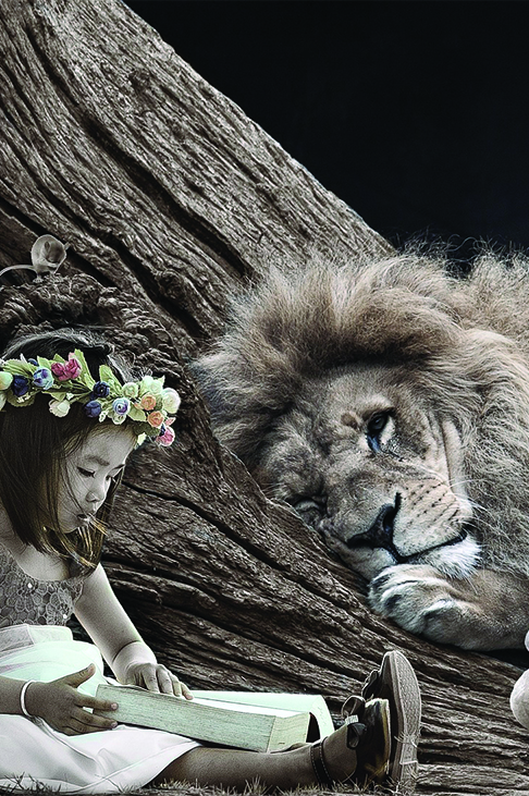 Une petite fille lit au pied d'un arbre avec un lion couché sous l'arbre