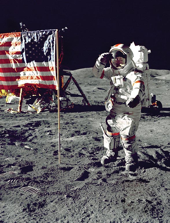 Astronaute américain marche sur la lune. On voit un drapeau américain