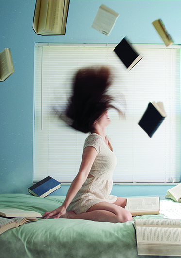 Femme assise sur un livre de profil avec des livres au dessus et autour de sa tête