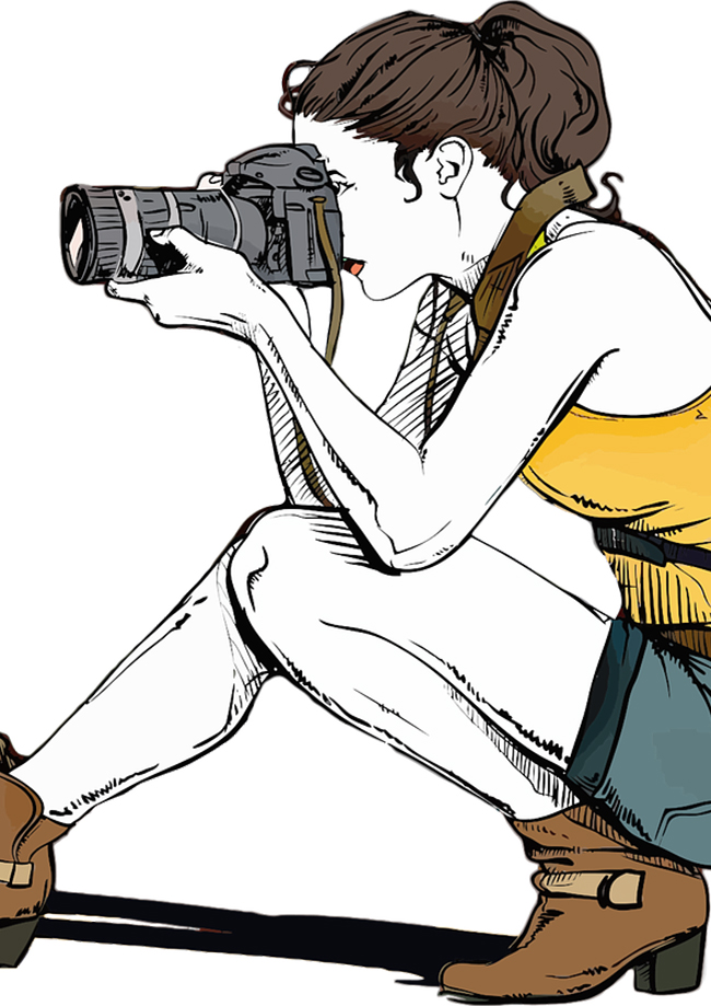 Une jeune reporter avec un appareil photo