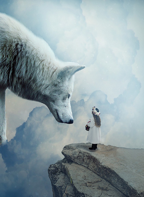 Un loup blanc géant face à une petite fille tout en blanc